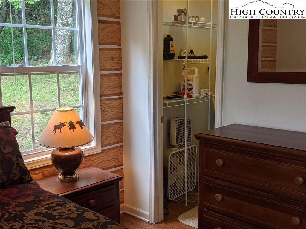 Image number 2 for the current listing