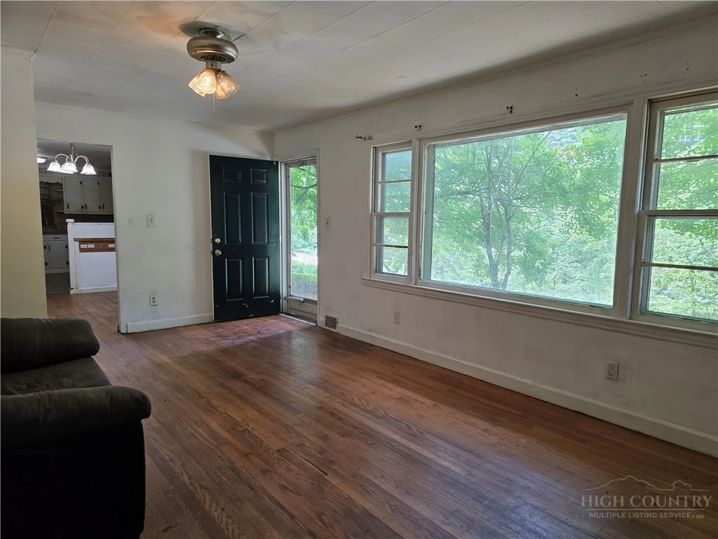 Image number 8 for the current listing