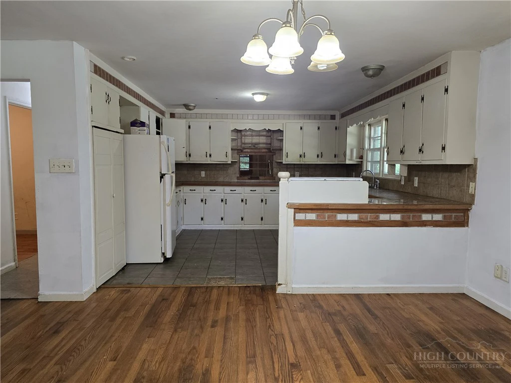 Image number 9 for the current listing