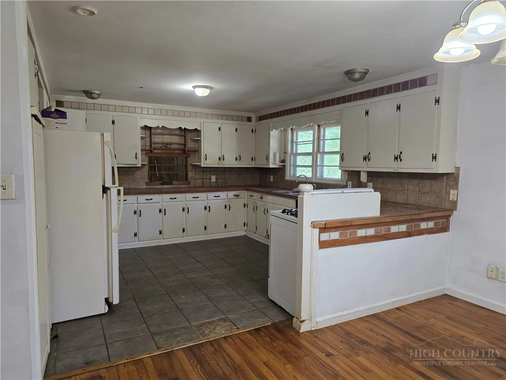 Image number 10 for the current listing
