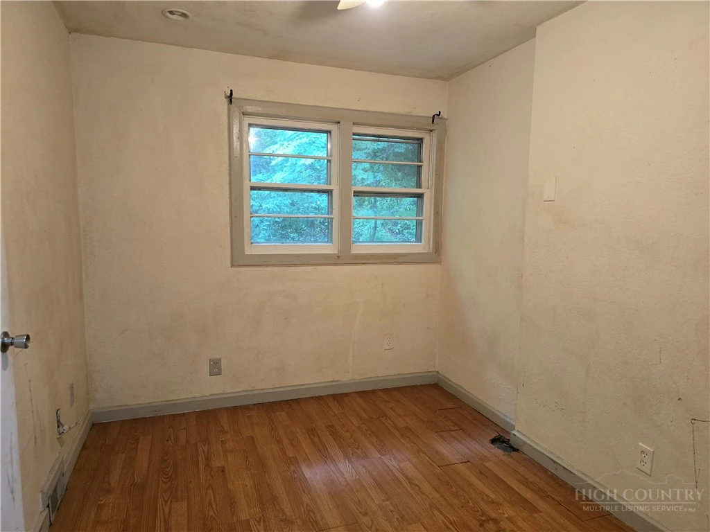 Image number 18 for the current listing