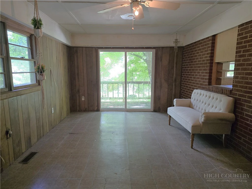 Image number 19 for the current listing