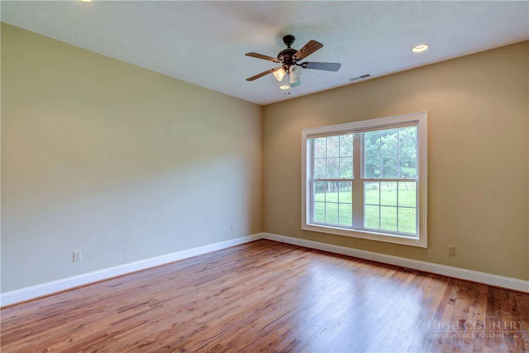 Image number 14 for the current listing