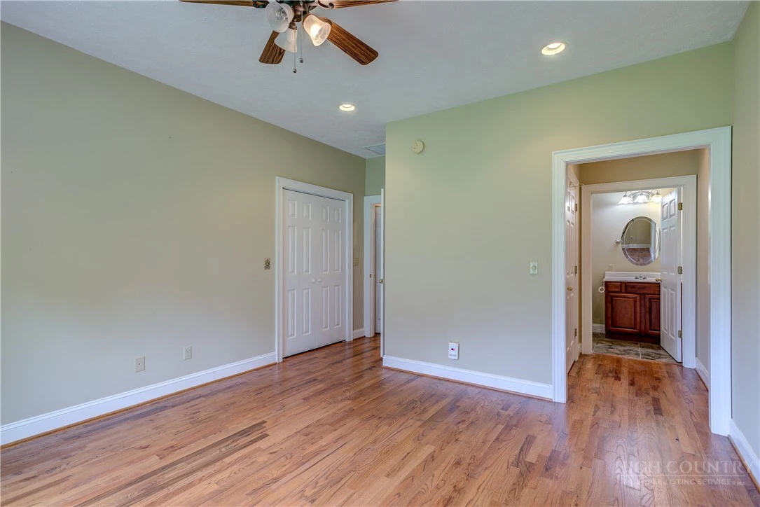 Image number 15 for the current listing
