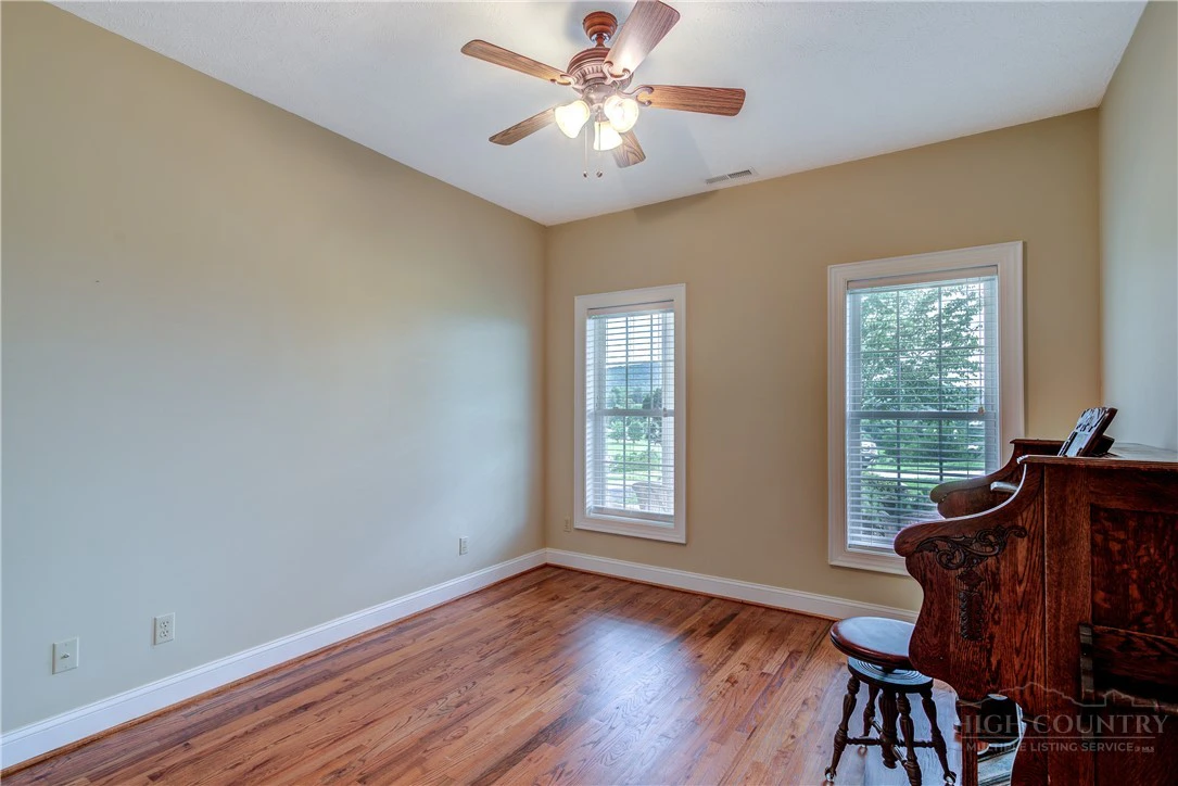 Image number 18 for the current listing