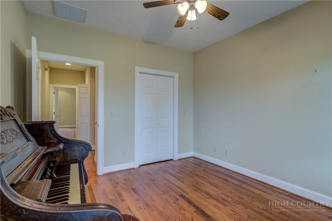 Image number 19 for the current listing