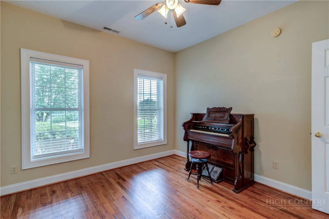 Image number 20 for the current listing