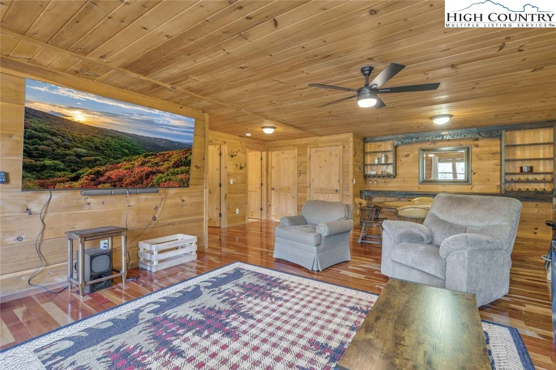 Image number 14 for the current listing