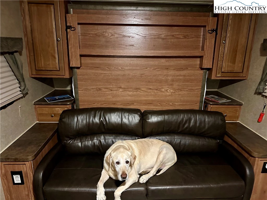 Image number 5 for the current listing