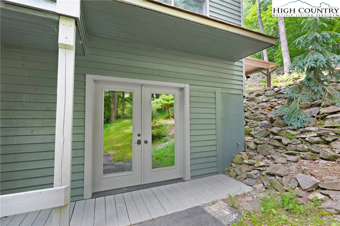 Image number 17 for the current listing