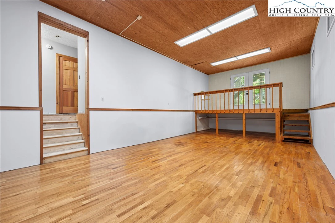 Image number 7 for the current listing