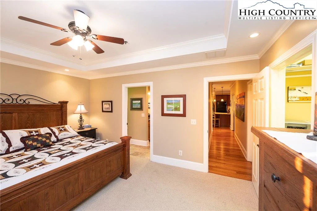 Image number 4 for the current listing
