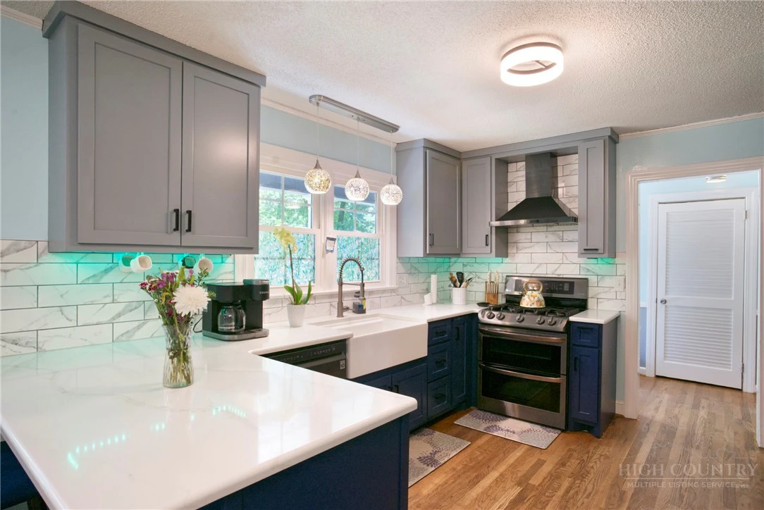 Image number 9 for the current listing