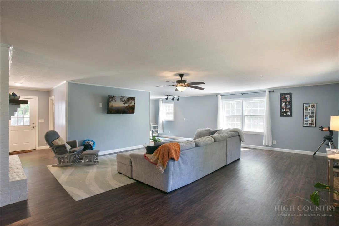 Image number 11 for the current listing