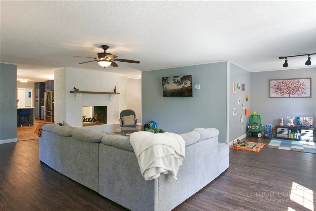Image number 12 for the current listing