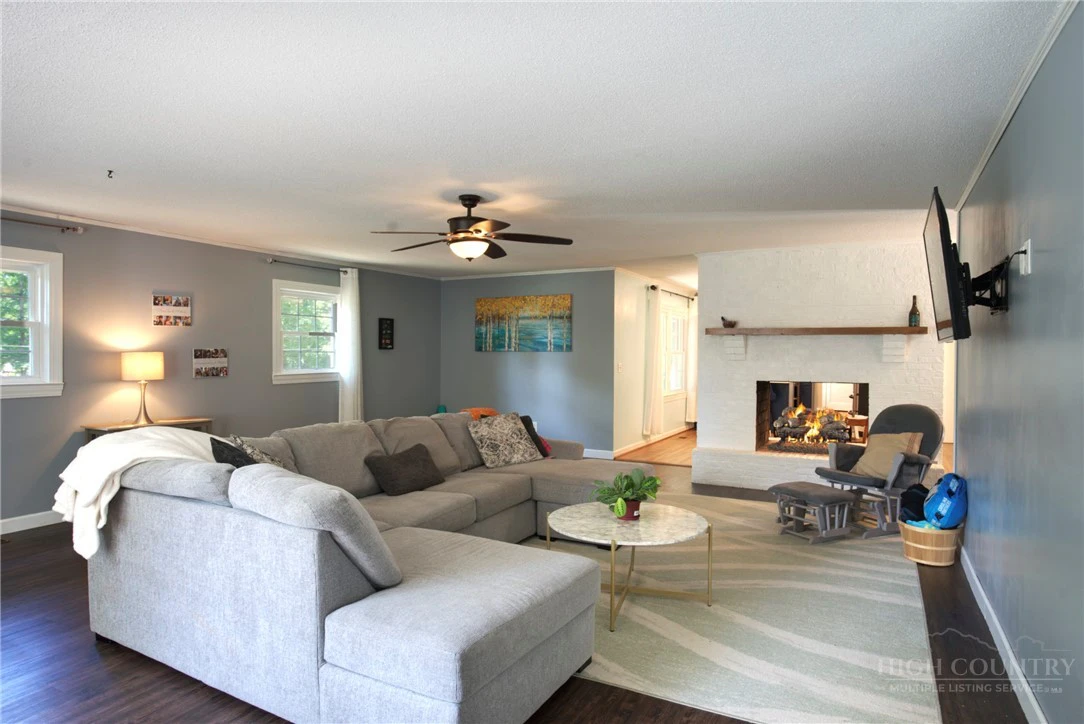 Image number 14 for the current listing