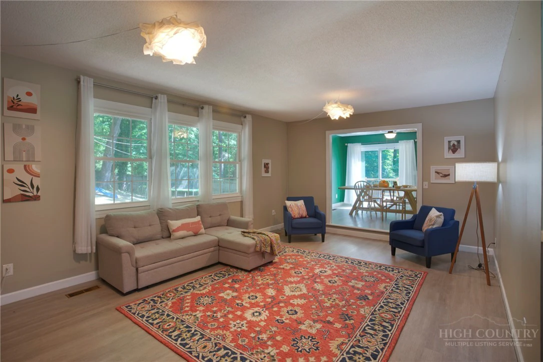 Image number 15 for the current listing