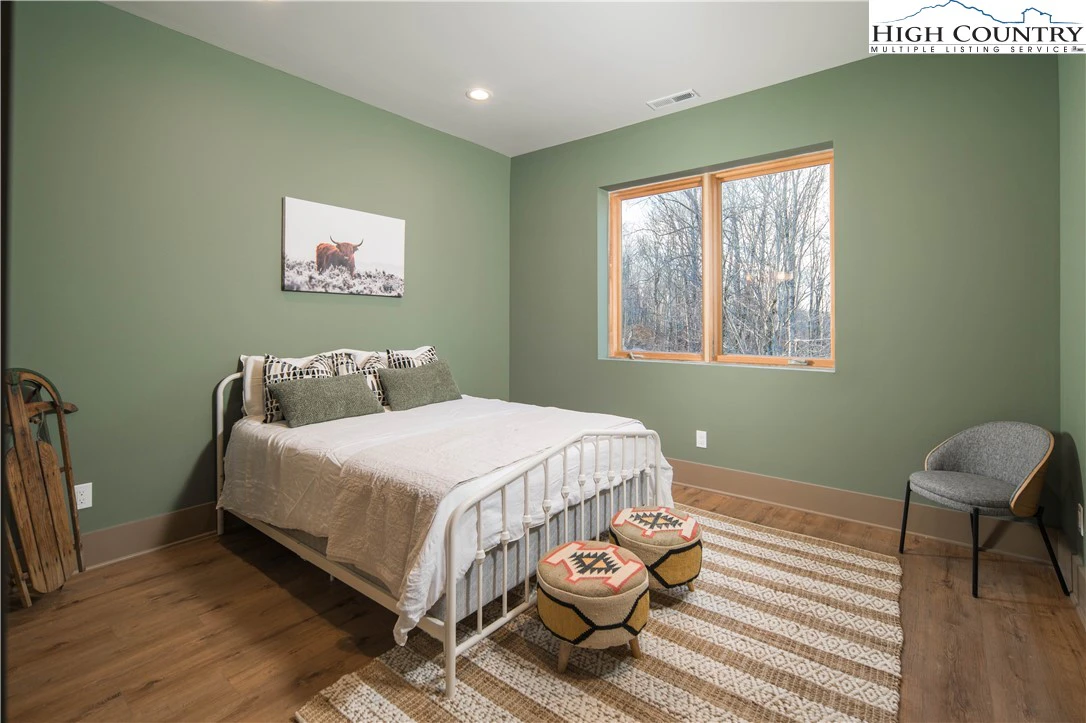 Image number 3 for the current listing