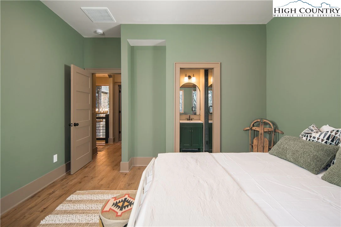 Image number 4 for the current listing