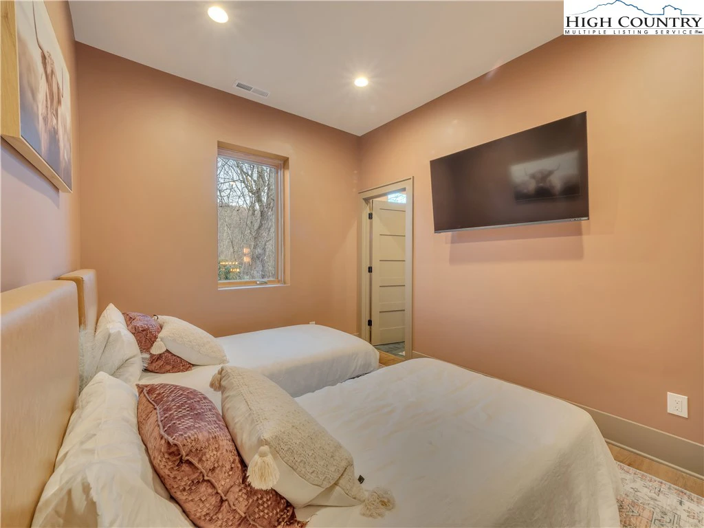 Image number 10 for the current listing