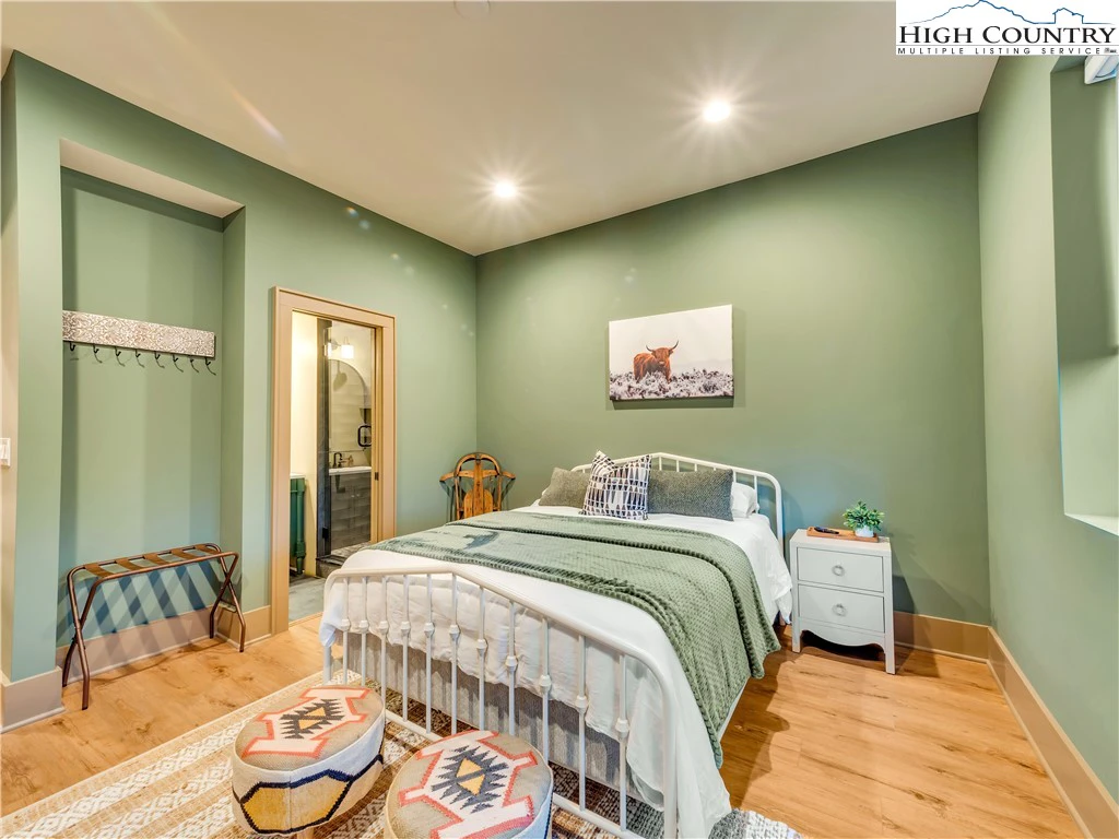 Image number 2 for the current listing
