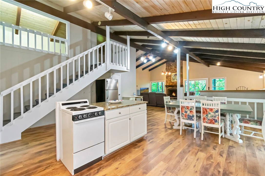 Image number 33 for the current listing