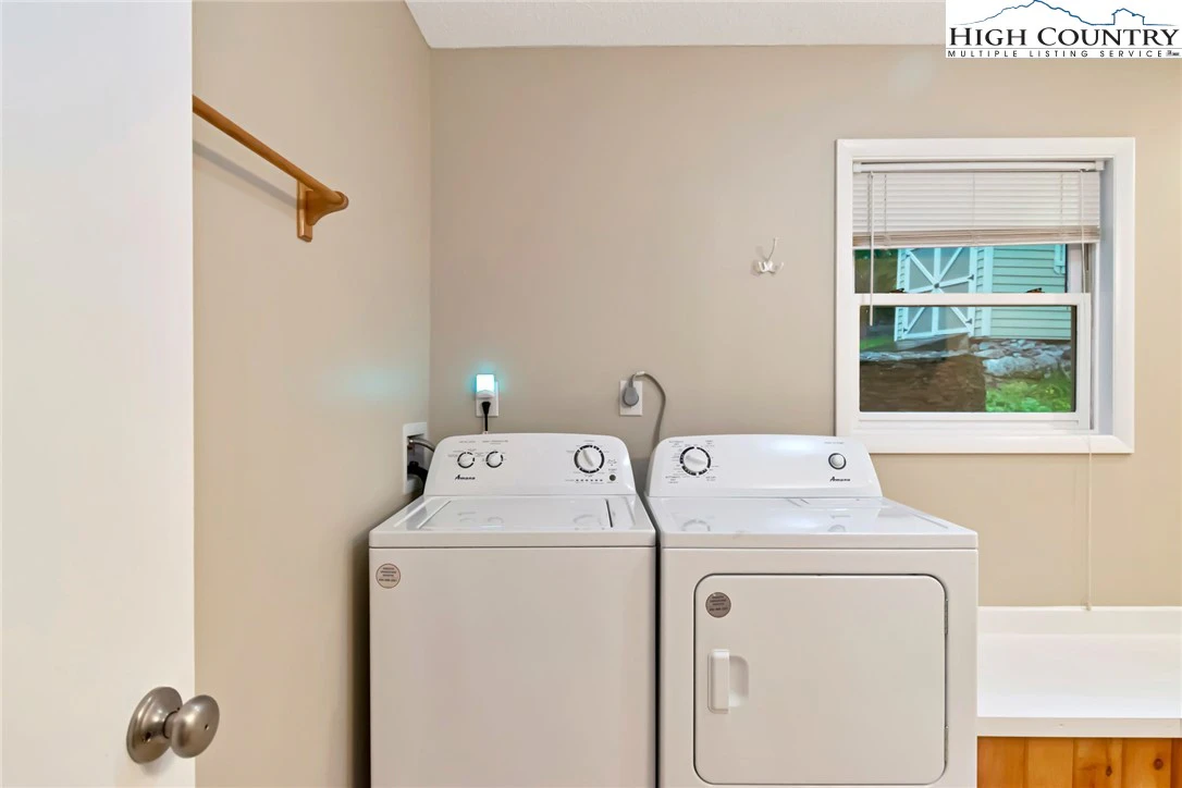 Image number 3 for the current listing