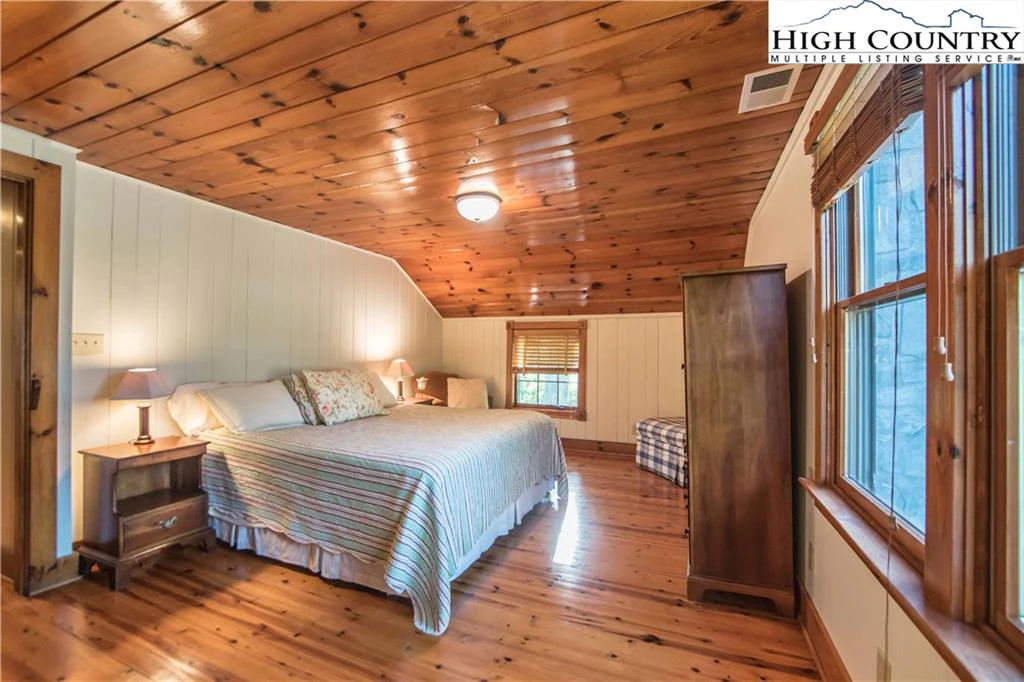 Image number 3 for the current listing
