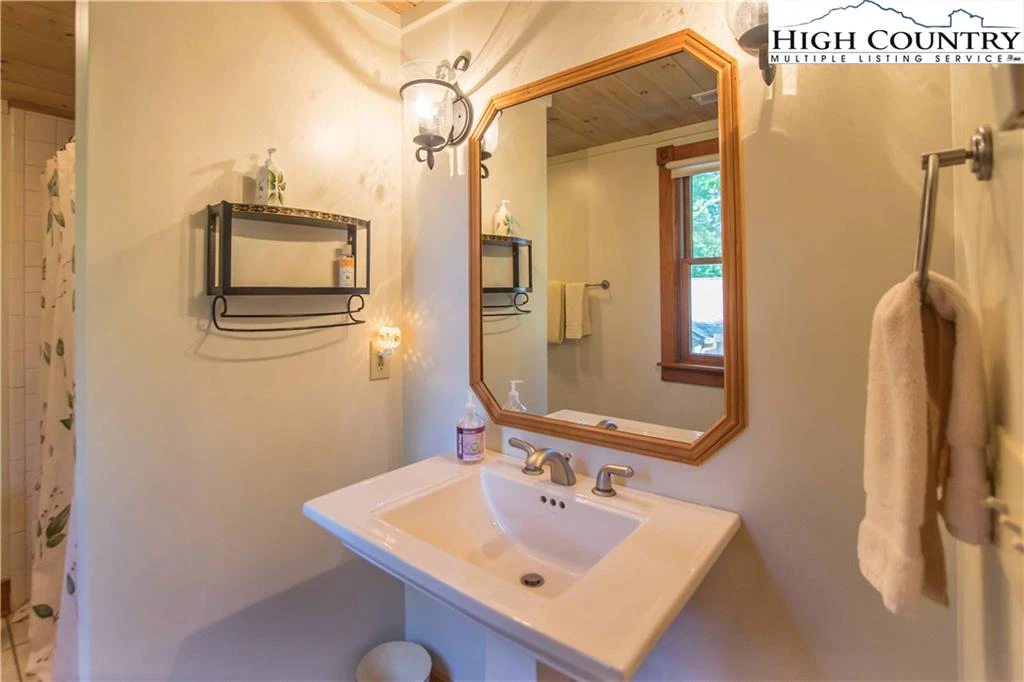 Image number 4 for the current listing