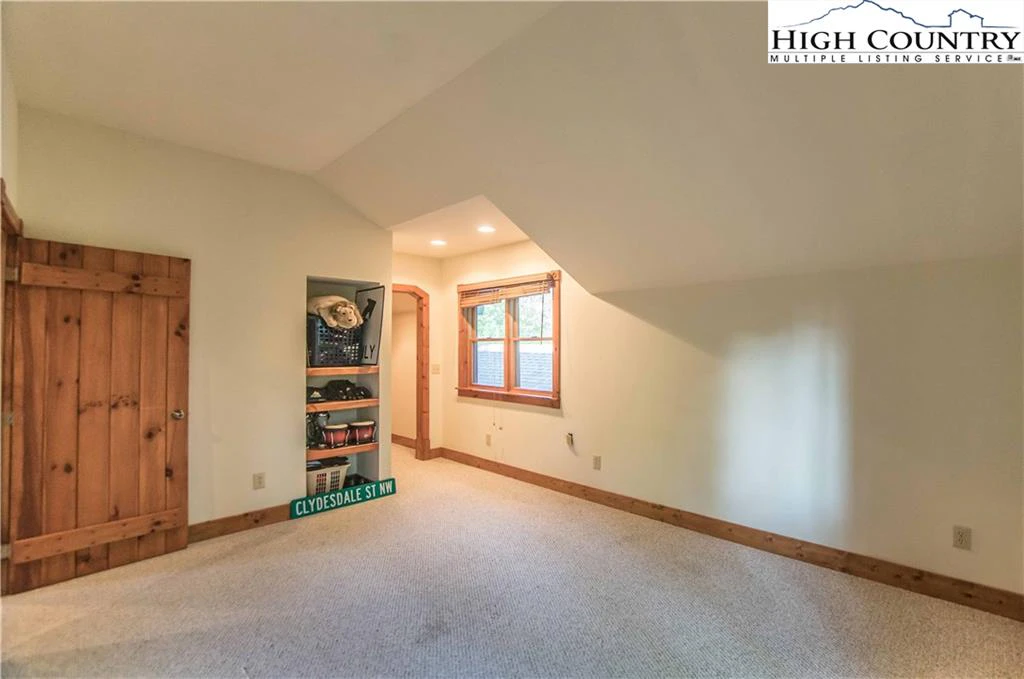 Image number 8 for the current listing