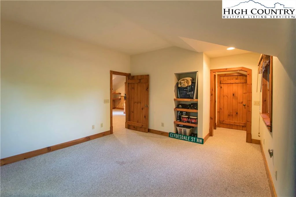 Image number 9 for the current listing