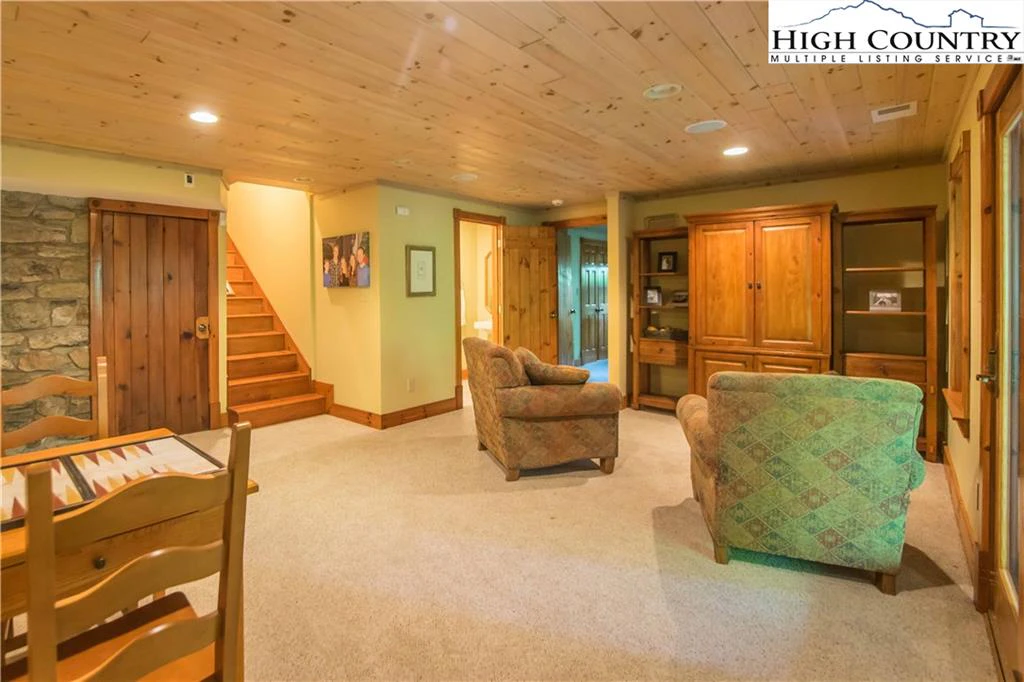 Image number 11 for the current listing