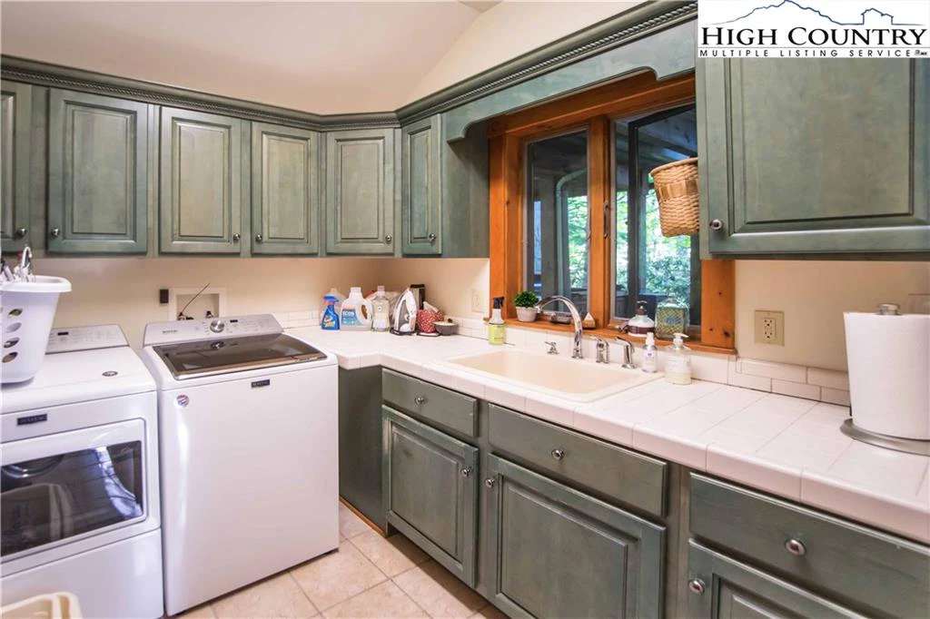 Image number 16 for the current listing