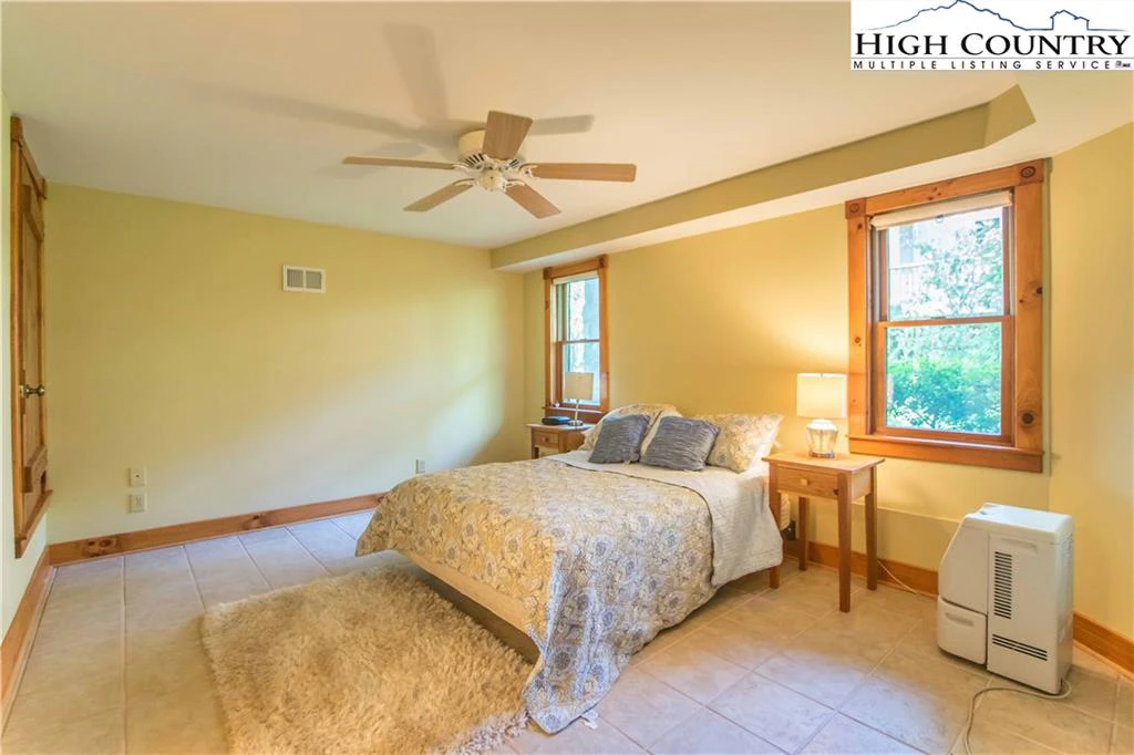 Image number 18 for the current listing