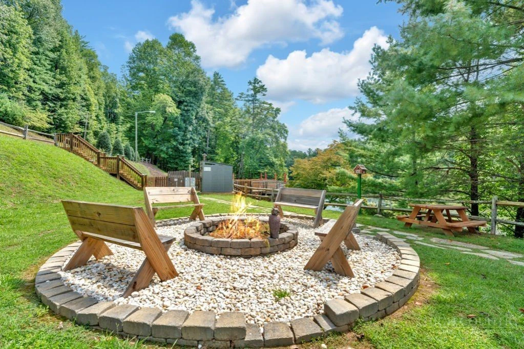 Image number 19 for the current listing