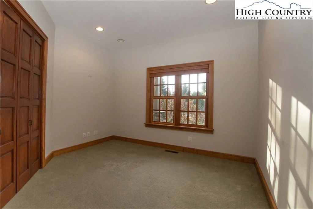 Image number 8 for the current listing