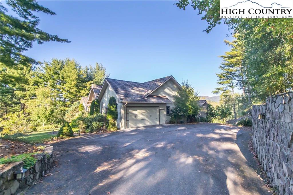 Image number 14 for the current listing