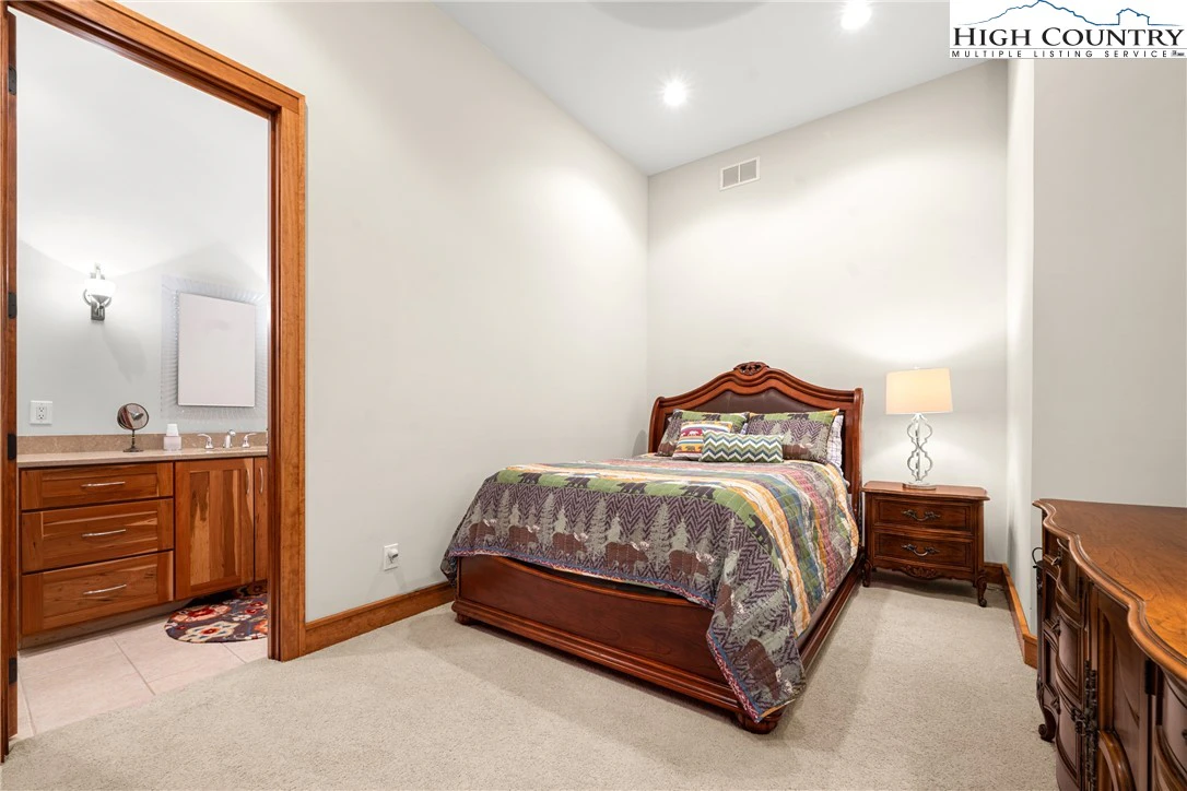 Image number 14 for the current listing