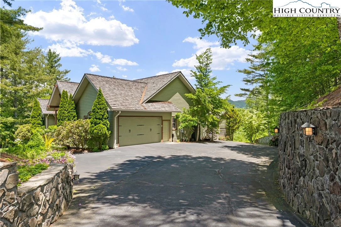 Image number 15 for the current listing