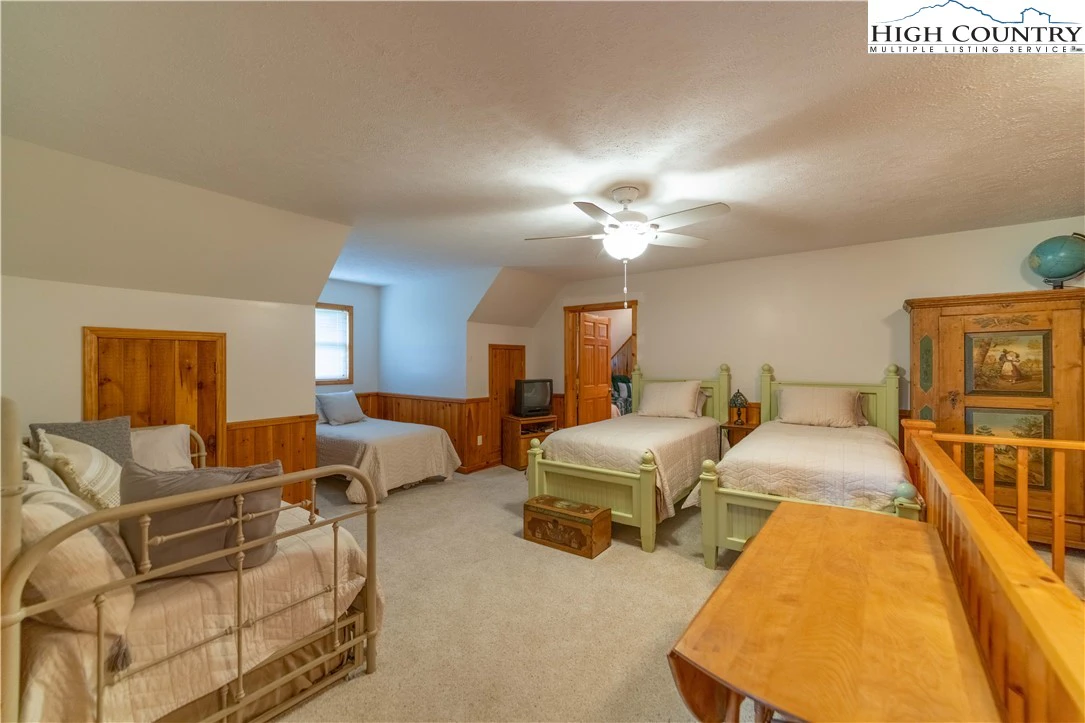 Image number 14 for the current listing