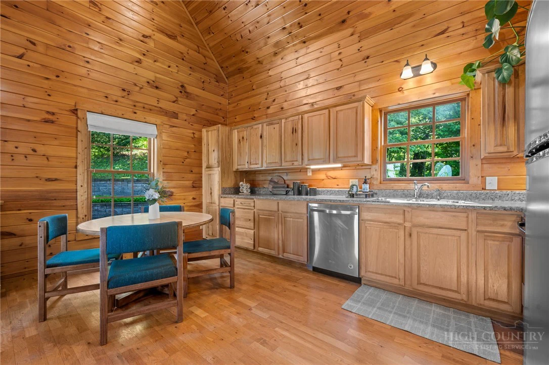 Image number 15 for the current listing