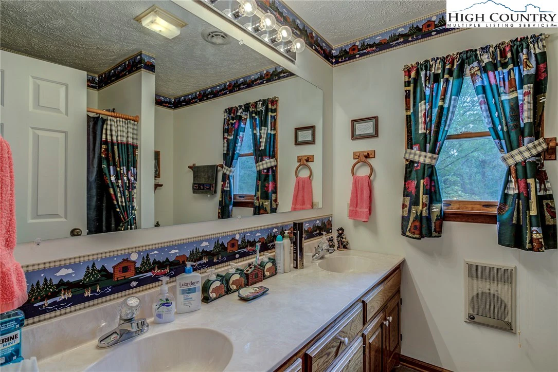 Image number 3 for the current listing