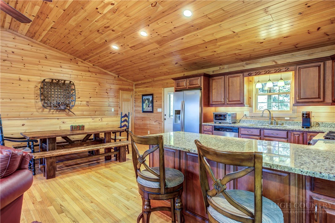 Image number 14 for the current listing