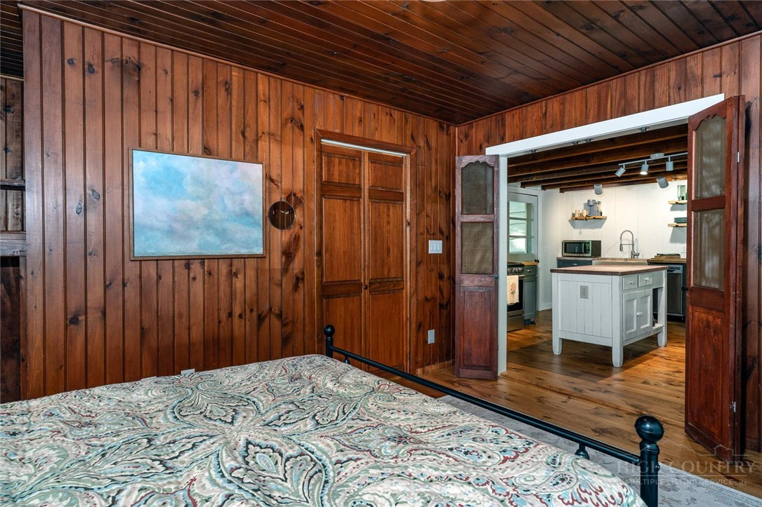 Image number 19 for the current listing