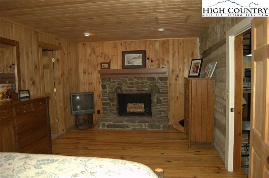 Image number 2 for the current listing