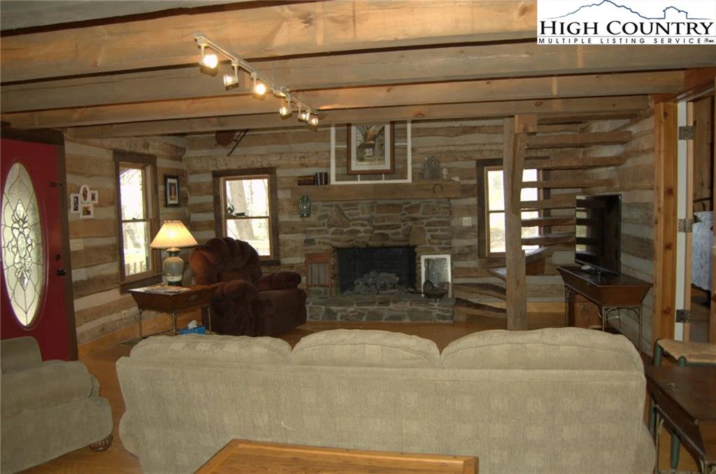Image number 19 for the current listing
