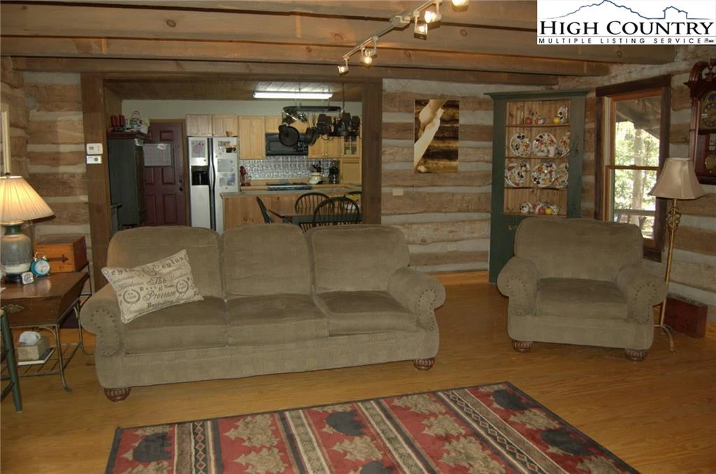 Image number 17 for the current listing