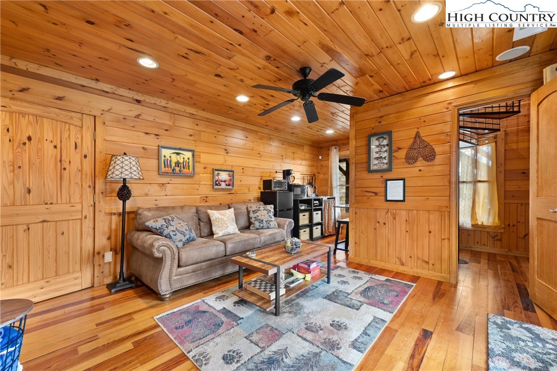 Image number 7 for the current listing