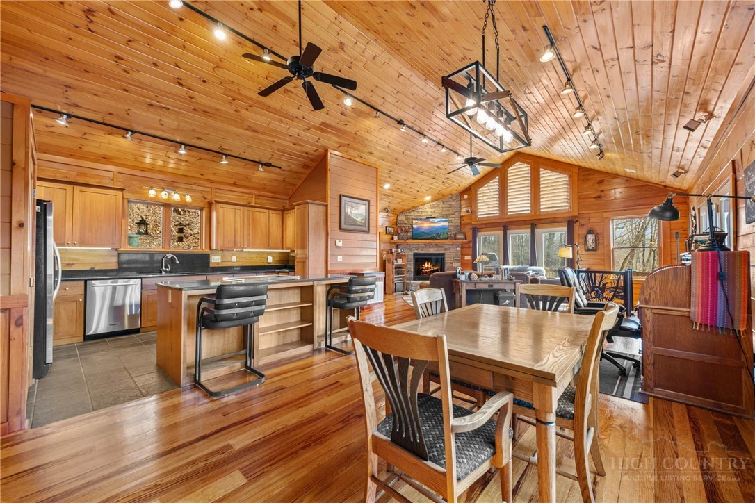 Image number 18 for the current listing