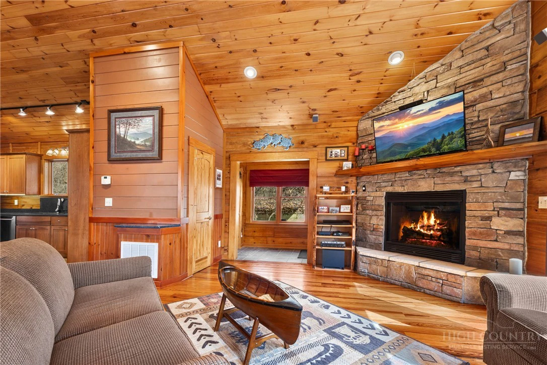 Image number 16 for the current listing